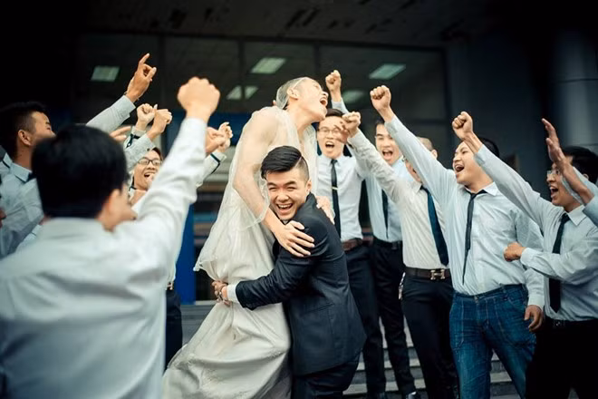 "Chú rể" Mạnh Linh bế "cô dâu" Huy Hoàng trước sự cổ vũ nồng nhiệt của bạn bè.
