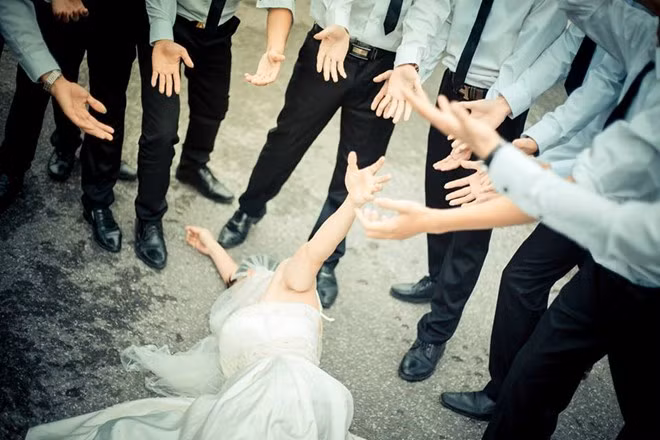 Nhưng lại "quên" không đỡ khiến cô dâu rơi xuống.