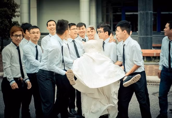 Sau khi các chàng trai đuổi bắt được cô dâu...