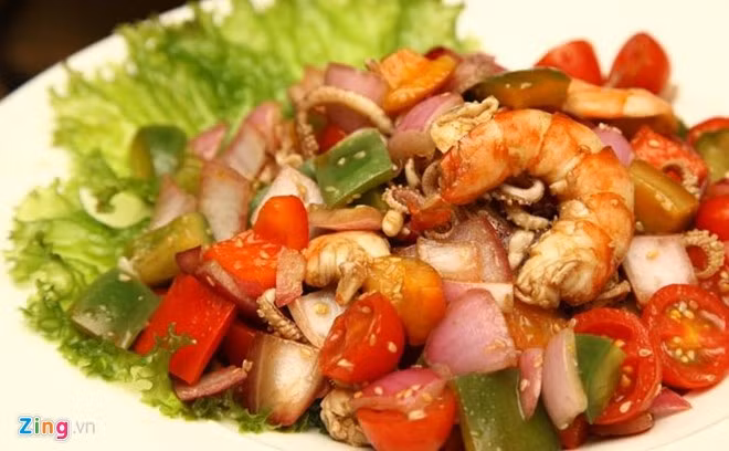 Cụ thể món rau xào hải sản luôn "đắt hàng" khiến đầu bếp khách sạn phải chế biến thêm để phục vụ các học trò HLV Miura.