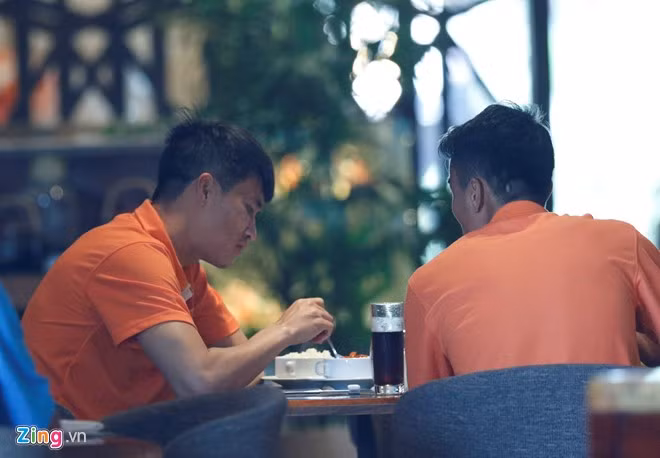 Công Vinh cùng các đồng đội được thoải mái lựa chọn món ăn phù hợp với khẩu vị của mình.
