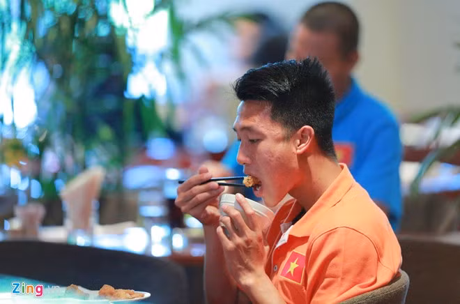 Tiền vệ Huy Hùng ngon miệng với chế độ ăn buffet tại khách sạn 5 sao.