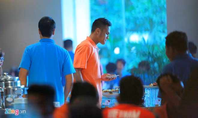 Thủ môn Thanh Bình đang chọn cho mình món tráng miệng ưng ý.