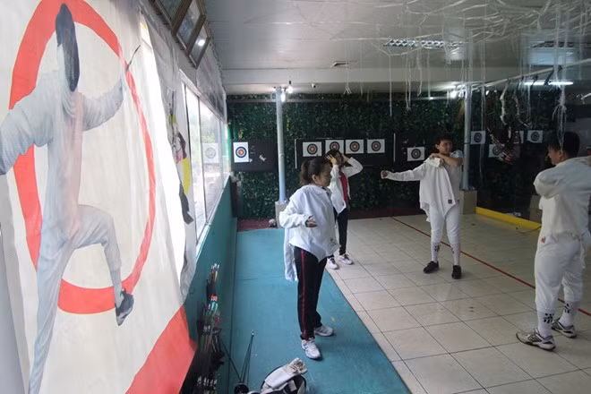Môn thể thao này được xem là thú chơi quý tộc của châu Âu. Với 60.000 đồng/45 phút, người chơi được trang bị áo giáp, các loại kiếm, mũ bảo hộ... đầy đủ.
