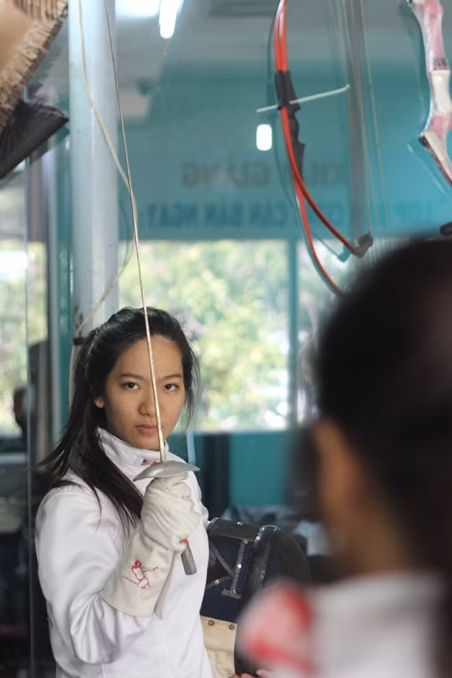 Bạn Phạm Thiên Ân (24 tuổi) thường đến tập luyện liễu kiếm đều đặn tuần một lần. Ân chia sẻ: "Môn thể thao này hấp dẫn mình vì bởi sự độc đáo và mới lạ từ trang phục trắng toát đến luật thi đấu và cũng dễ tập luyện. Mình thấy điểm khó nhất của liễu kiếm là đòi hỏi bạn cần có sự dẻo dai, nhanh nhẹn và di chuyển hợp lý trong phòng thủ cũng như tấn công để tạo nên phương thức kinh nghiệm, đường kiếm riêng biệt cho mình".