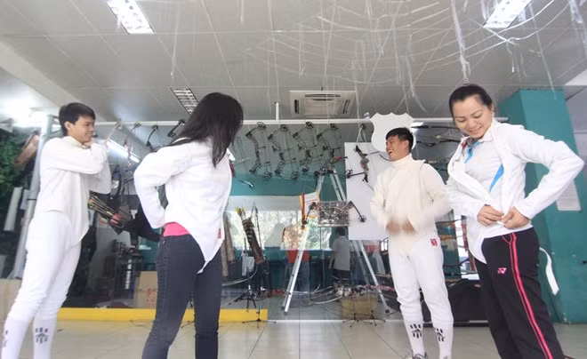 Trang phục của liễu kiếm thường là màu trắng hoặc màu đen và kín từ đầu đến chân. Các kiếm sĩ được bảo hộ rất nghiêm ngặt với áo bảo hộ dày, đeo bao tay, đi ủng và đội mũ bảo hiểm che kín mặt.