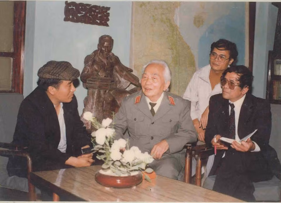 Đại Tướng Võ Nguyên Giáp gặp gỡ và trò chuyện với Trần Đăng Khoa, Lê Lựu và Anh Ngọc. (Ảnh nguồn: Anh Ngọc)