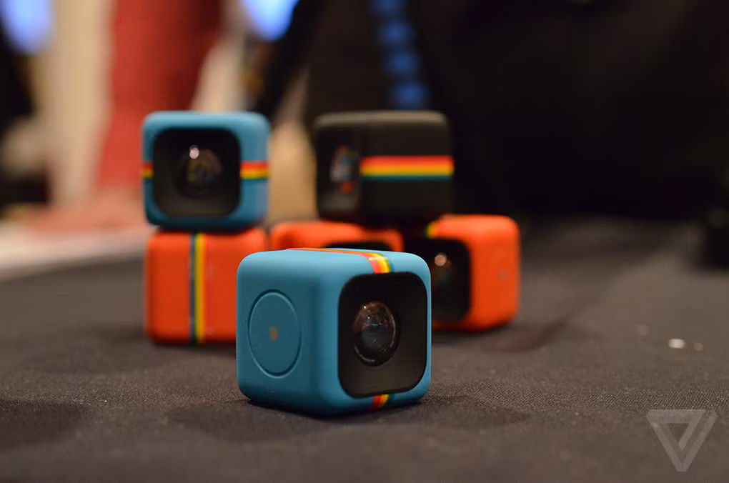 Chiếc Polaroid Cube có khả năng chống thấm nước. Phần đế của Polaroid Cube có từ tính nên chiếc máy sẽ dễ dàng đứng cố định trên các bề mặt thép và vỏ máy chống va đập giúp người dùng không phải quá lo lắng nếu chiếc máy có rơi ra khỏi vị trí.