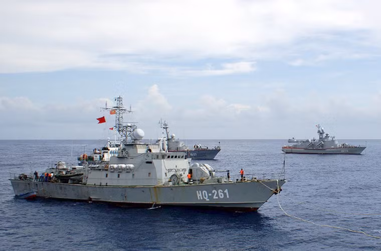 Cam Ranh cũng là “nhà” đội tàu tuần tra bờ biển hiện đại lớp Svetlyak Project 10412 do Nga sản xuất. Những chiếc tàu làm nhiệm vụ tuần tra bờ biển, hộ tống tàu, tìm kiếm cứu nạn…