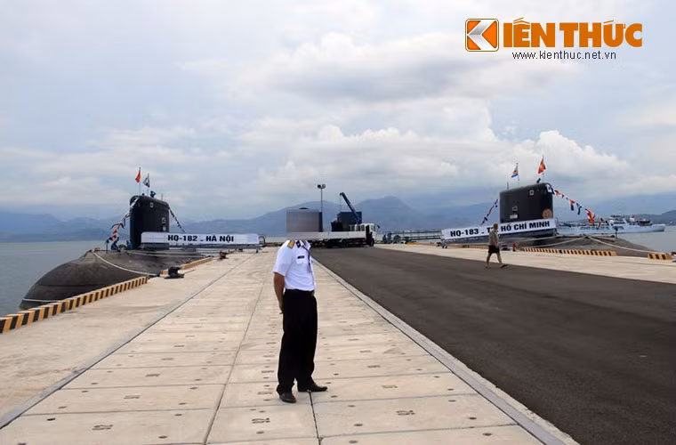 Đặc biệt, kể từ cuối năm 2013-đầu 2014, Cam Ranh chính thức trở thành "nhà" của tàu ngầm tấn công Kilo Project 636 hiện đại của Hải quân Nhân dân Việt Nam. Trong ảnh là cầu cảng chính của Lữ đoàn tàu ngầm 189 với 2 tàu HQ-182 Hà Nội và HQ-183 TP HCM.