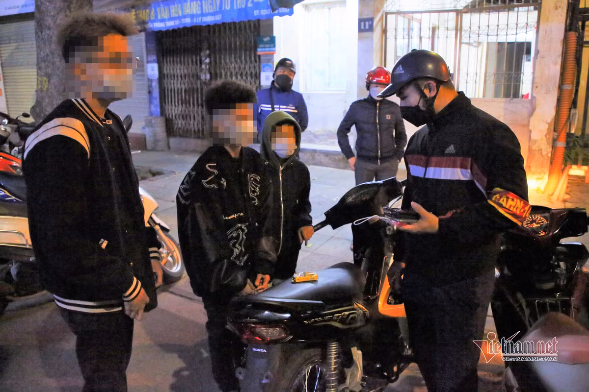 Canh sat 141 Ha Noi mot dem bat giu 82 quai xe-Hinh-5