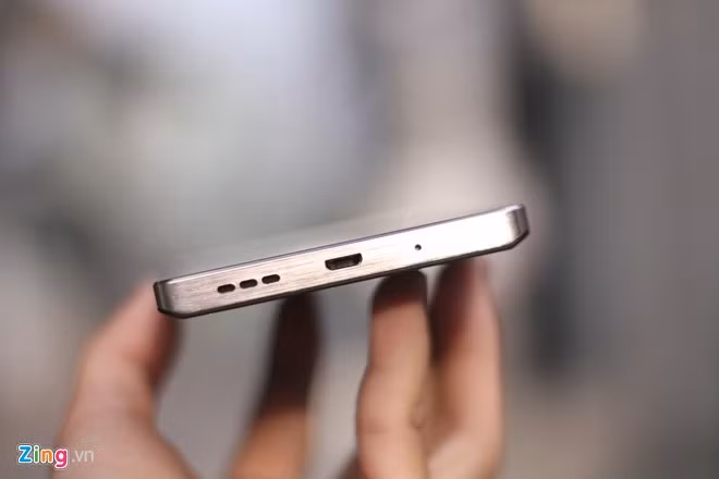 Loa ngoài, cổng micro USB và loa thoại được đặt ở cạnh dưới. Các chi tiết này được làm khá đơn giản, mức độ hoàn thiện chưa cao.