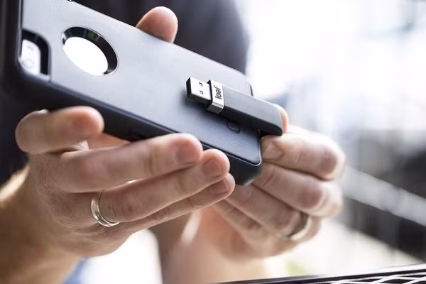  1. Leef iBridge. Mặc dù không hỗ trợ khe cắm thẻ nhớ microSD như rất nhiều chiếc smartphone trên thị trường, iPhone có không ít phụ kiện hỗ trợ người dùng lưu trữ ngoài đáng chú ý và Leef iBridge là một trong số đó. Được biết kế với kiểu dáng của một chiếc USB, iBridge tương thích với tất cả các sản phẩm của Apple sử dụng cổng kết nối Lightning. Thông qua phụ kiện này, người dùng có thể lưu các tập tin như ảnh chụp, nhạc, phim... để tiết kiệm bộ nhớ cho iPhone tuy nhiên vẫn có thể truy xuất nhanh chóng khi cần. 