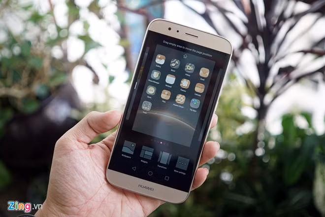 G7 Plus chạy trên hệ điều hành Android 5.1 với giao điện được thiết kế riêng của Huawei. Người dùng có thể vuốt bằng ba ngón trên màn hình để tuỳ chỉnh giao diện này.