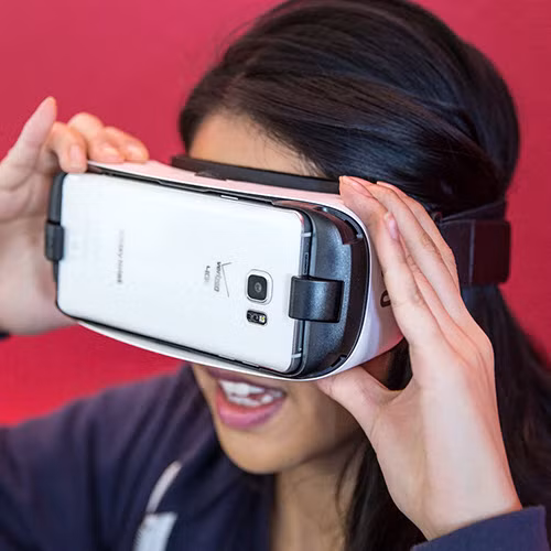  17. Samsung Gear VR Gear VR là chiếc kính thực tế ảo phụ thuộc nhiều vào chiếc smartphone. Sản phẩm chỉ chứa đựng một cặp mắt quang học cùng với bộ cảm biến đem lại những trải nghiệm mượt mà. Tuy nhiên, Gear VR chỉ tương thích với Galaxy S6, Galaxy S6 Edge, Galaxy Note 5 và Galaxy S6 Edge+, giá 99 USD. 