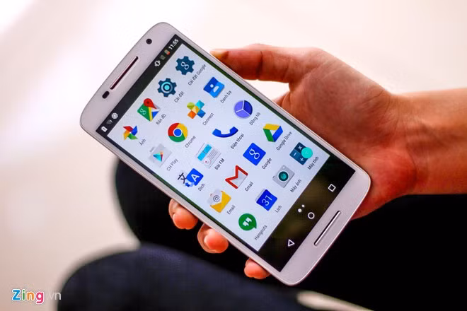  Motorola Moto X Play Dual Khung kim loại nguyên khối và cụm camera 21 MP là hai điểm nhấn trên smartphone tầm trung của Motorola. Model này vừa lên kệ tại các đại lý với giá 8,19 triệu đồng. Về cấu hình, máy sở hữu màn hình 5,5 inch, độ phân giải Full HD, chip Qualcomm Snapdragon 615 tốc độ 1,7 GHz, RAM 2 GB, dung lượng lưu trữ tuỳ chọn 16/32 GB, pin 3.630 mAh. Moto X Play hỗ trợ 2 SIM và mạng 4G LTE.