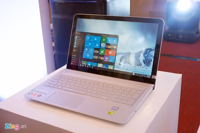 HP Envy 2015 có hai phiên bản gồm Envy 15 (màn hình 15,6 inch) và Envy 13 (màn hình 13,3 inch), với hai mức cấu hình dùng chip Core i5 và Core i7.