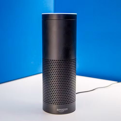  1. Amazon Echo. Amazon Echo là dòng loa bluetooth hỗ trợ điều khiển bằng giọng nói, có giá 179,99 USD. Thậm chí người dùng có thể điều chỉnh âm nhạc bằng giọng nói với Amazon Echo.