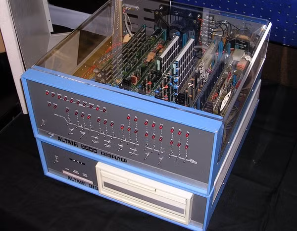  8. MITS Altair 8800. Ngược lại với Galaxy Tab 8800, MITS Altair 8800 là thiết bị “già” nhất có mặt trong danh sách. Ra đời vào năm 1975, MITS Altair 8800 nổi tiếng không phải nhờ những sự đột phá công nghệ mà bởi vì sự thật rằng chính thiết bị này đã làm cho các ông lớn như Microsoft nhận ra một ngành công nghiệp máy tính trong tương lai không xa sẽ phát triển như vũ bão. Lần đầu tiên được bán thông qua các đơn đặt hàng qua thư nhờ đoạn quảng cáo trên tạp trí “Điện tử phổ thông”, nhà sản xuất hy vọng họ có thể bán được vài trăm chiếc MITS, thế nhưng những gì họ nhận lại đã không khỏi làm người ta bất ngờ. Từ đây, ngành công nghiệp máy tính, một cách không chính thức, đã ra đời.