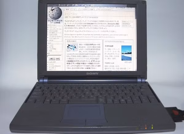  7. Sony VAIO 505GX. Năm 1998, Sony hứa hẹn với cả thế giới về một kỉ nguyên máy tính xách tay sắp bắt đầu với dòng máy Vaio 505GX và họ đã làm được điều đó. Việc một chiếc loa, màn hình, microphone, touchpad... tất cả được tổng hợp lại trong một thiết bị gọn nhẹ đã làm cả thế giới thay đổi quan niệm về máy tính. Vaio 505GX ra đời khiến việc trao đổi dữ liệu giữa các địa điểm trở nên dễ dàng và thuận tiện hơn rất nhiều dù cho lúc bấy giờ Internet cũng đang “nhen nhóm” trong những ngày đầu tiên của mình. Năng suất công việc đã được tăng lên rất nhiều nhờ một trong những “ông tổ” của máy tính xách tay này.