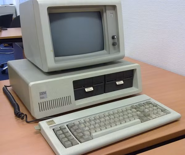  4. IBM PC 5150. Năm 1981, IBM PC ra đời. IBM là một cái tên lớn trong ngành công nghiệp nhưng có một điều đáng tiếc là họ đã để lỡ mất thời kì phát triển cao độ của máy tính vào những năm 1970. Tuy nhiên, họ đã nhanh chóng sửa sai bằng việc mở cho mình một lối đi riêng với sự hợp tác cùng rất nhiều các nhà sản xuất thiết bị gốc. Thay vì xây dựng mọi thứ từ con số 0, họ mua lại linh kiện đơn lẻ từ nhiều hãng và tiến hành lắp ráp lại với nhau. Bằng cách này, IBM nhanh chóng vượt lên và trở thành một trong những cái tên khai sinh ra thời kì hiện đại của máy tính cá nhân.