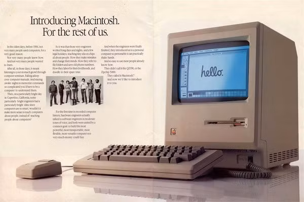  1. Macintosh. Nếu nhìn vào doanh số bán ra và sự đón nhận sản phẩm đơn thuần thì có lẽ Macintosh khó có thể lọt vào Top 10. Thế nhưng, những gì thiết bị này mang lại đã vượt ra ngoài những con số đơn thuần ấy, Macintosh là một tượng đài đột phá. Với sự xuất hiện của chuột và giao thức người dùng đồ họa, Macintosh 1984 của Apple đã vượt xa các đối thủ cùng thời đến từ IBM, Microsoft hay Intel.