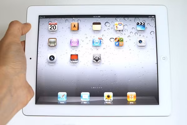  3. Apple iPad 2. iPad đã thay đổi thế giới, nhưng có lẽ phải đợi đến chiếc iPad 2 Apple mới gần như cải tạo thành công hoàn toàn những gì người ta nghĩ về máy tính bảng. Được trang bị camera, thời lượng pin ấn tượng cùng thiết kế tinh tế chính là bàn đạp Apple thực hiện để thực sự tạo nên sự phổ biến của máy tính bảng. iPad 2 đã chứng minh cho cộng đồng công nghệ thấy tablet không phải một quả “bom xịt” như netbook. Không giống như thế hệ đầu tiên, iPad 2 vẫn có doanh số bán ra rất tốt mặc cho sau đó Apple đã tung ra thêm hai phiên bản nữa là New iPad và iPad Mini.