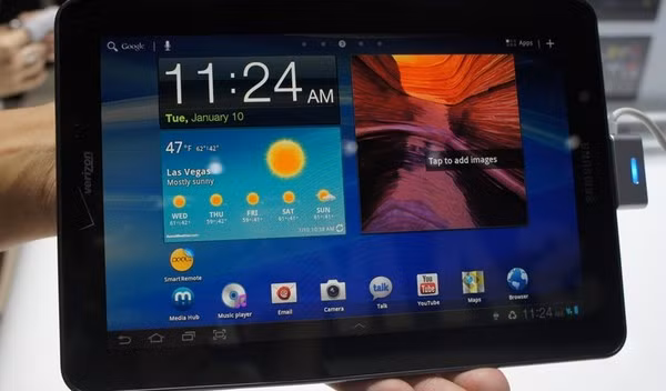  9. Samsung Galaxy Tab 7.7. Là thiết bị trẻ tuổi nhất trong danh sách, chiếc máy tính bảng ra đời năm 2012 này dấn thân vào một thị trường khi ấy đã có quá nhiều đối thủ sừng sỏ. Điều làm Tab 7.7 nổi bật nhất chính là kích thước khá phù hợp của nó, thêm vào đó là điểm cộng cho thiết bị máy tính bảng LTE mỏng nhất trên thị trường bấy giờ. Tab 7.7 cũng là tablet đầu tiên được trang bị màn hình Super AMOLED Plus. Có thể nói một cách chủ quan, Samsung Galaxy Tab 7.7 đã đặt ra một tiêu chuẩn phát triển cho các máy tính bảng Android nói chung về sau.