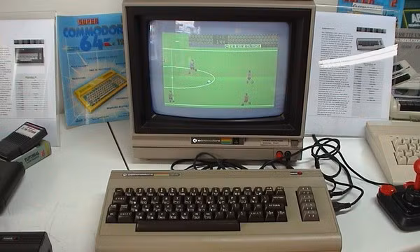  2. Commodore 64. Có lẽ sẽ có nhiều người hoài nghi về vị trí số 2 Commodore 64 đạt được, thế nhưng, nhận định tỏ ra công bằng bởi Commodore 64 chính là dòng máy tính cá nhân bán chạy nhất mọi thời đại. Ra mắt vào năm 1982, doanh số của Commodore 64 được ước tính nằm trong khoảng từ 12 đến 17 triệu máy. Thậm chí, nhà sản xuất dòng máy tính này 2 năm trước còn tung ra một phiên bản Commodore 64 2011 như một dấu mốc để nhớ lại thời kì hoàng kim của mình.