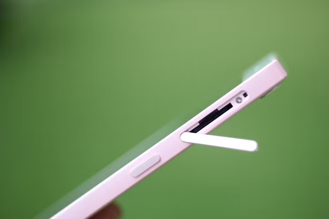 Lai Yuna hỗ trợ 2 SIM và dùng chung 1 khay đựng.
