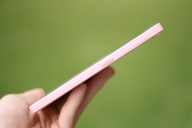 Cạnh phải là phím nguồn và khe cắm SIM. Thiết kế dạng nắp đậy kín, khi mở người dùng cần ấn vào phía dưới.