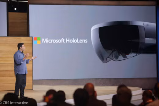 4. Microsoft HoloLens. Microsoft HoloLens là một thiết bị thực tế tăng cường, hay theo Microsoft, nó có tên gọi là “thực tế hỗn hợp”. HoloLens là một hệ thống độc lập có thể đặt các vật thể do máy tính tạo ra vào tầm nhìn của người dùng. Một bộ sản phẩm Microsoft HoloLens có giá 3.000 USD và sẽ được bán ra vào đầu năm 2016.