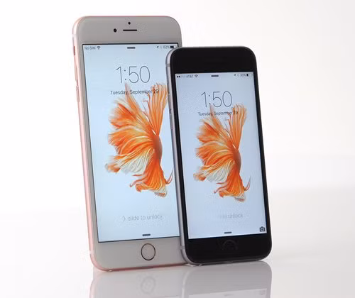 2. Cặp Apple iPhone 6S và 6S Plus. Không chỉ có màn hình cỡ lớn phá cách, cặp iPhone mới của “Nhà Táo” còn đem lại trải nghiệm tuyệt vời cho người dùng nhờ chip A9 hai nhân hoàn toàn mới. Qua kiểm tra, tốc độ 1,8 GHz của bộ xử lý này rất nhanh, có thể mở một tập tin PDF 1,6GB chỉ trong 375 mili giây và khởi động camera chỉ trong 66,3 ms với 10 ứng dụng đang chạy ở chế độ nền.