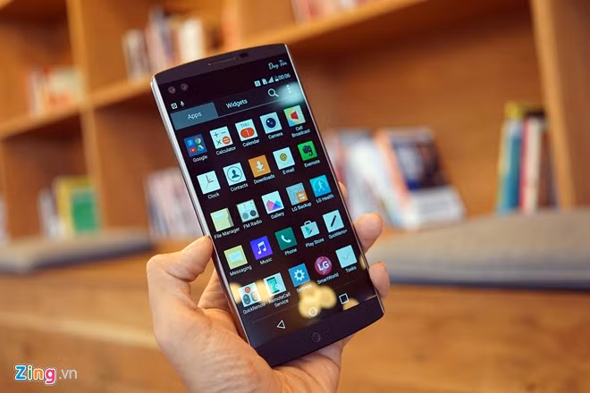 Tương tự LG G4, model này cũng dùng chip Snapdragon 808, nhưng RAM lên tới 4 GB, dung lượng lưu trữ 64 GB và pin 3.000 mAh.