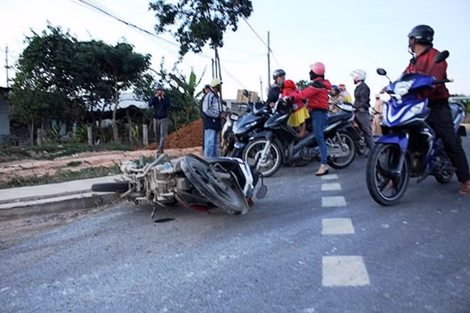 Hiện trường một xe máy bị xe điên tông tại Đắk Hà.