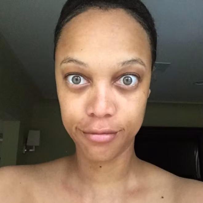 Người mẫu Tyra Banks đã không ngần ngại đăng ảnh mặt mộc trên Instagram, thu hút hơn 200.000 like (thích). Cô cho biết, nhiều người hay khoe hình đã chỉnh sửa và viết #nofilter lên đó. Vì vậy, cô quyết định cho cả thế giới biết nhan sắc thật sự của mình.