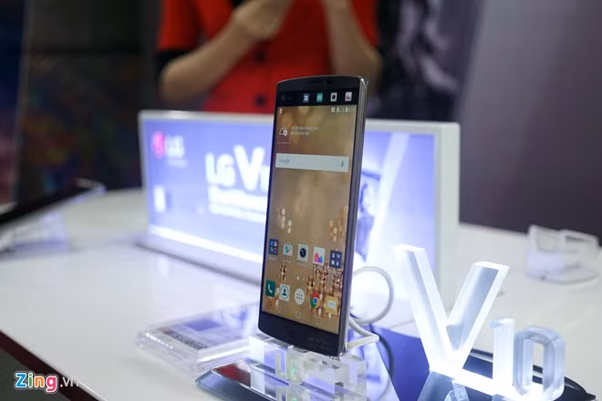 V10 được trang bị màn hình 5,7 inch Quantum IPS, độ phân giải 2K (2.560 x 1.440 pixel). Tương tự LG G4, model này cũng dùng chip Snapdragon 808, nhưng RAM lên tới 4 GB, dung lượng lưu trữ 64 GB và pin 3.000 mAh.