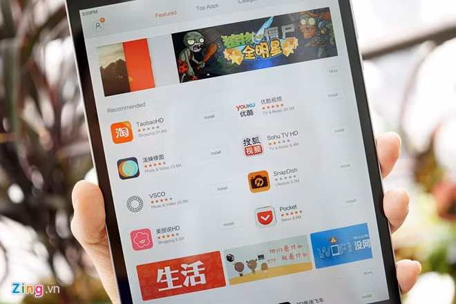 Là thiết bị được sản xuất riêng cho thị trường Trung Quốc, Mi Pad 2 không có sẵn gian ứng dụng Google Play Store. Thay vào đó là kho phần mềm Mi Store từ Xiaomi. Người dùng có thể tìm thấy khá nhiều ứng dụng phổ biến như Pocket, VSCO Cam,...