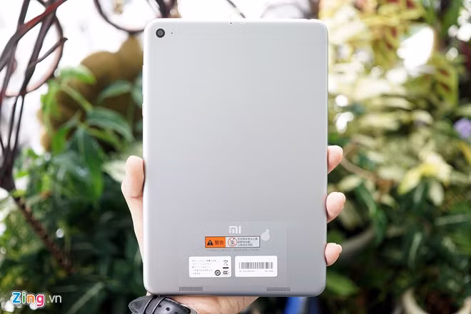 Mặt sau của máy trông đơn giản, chỉ có cụm camera, logo Xiaomi ở gần cạnh dưới và hai dải loa.