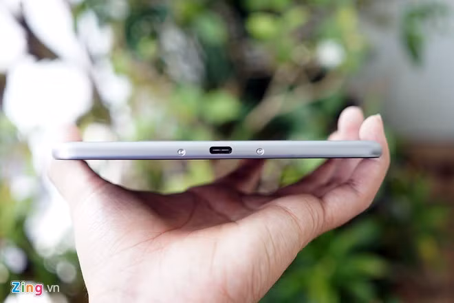 Xiaomi cũng gây bất ngờ khi trang bị cổng sạc USB-C cho Mi Pad 2, dù đây là mẫu tablet giá rẻ.