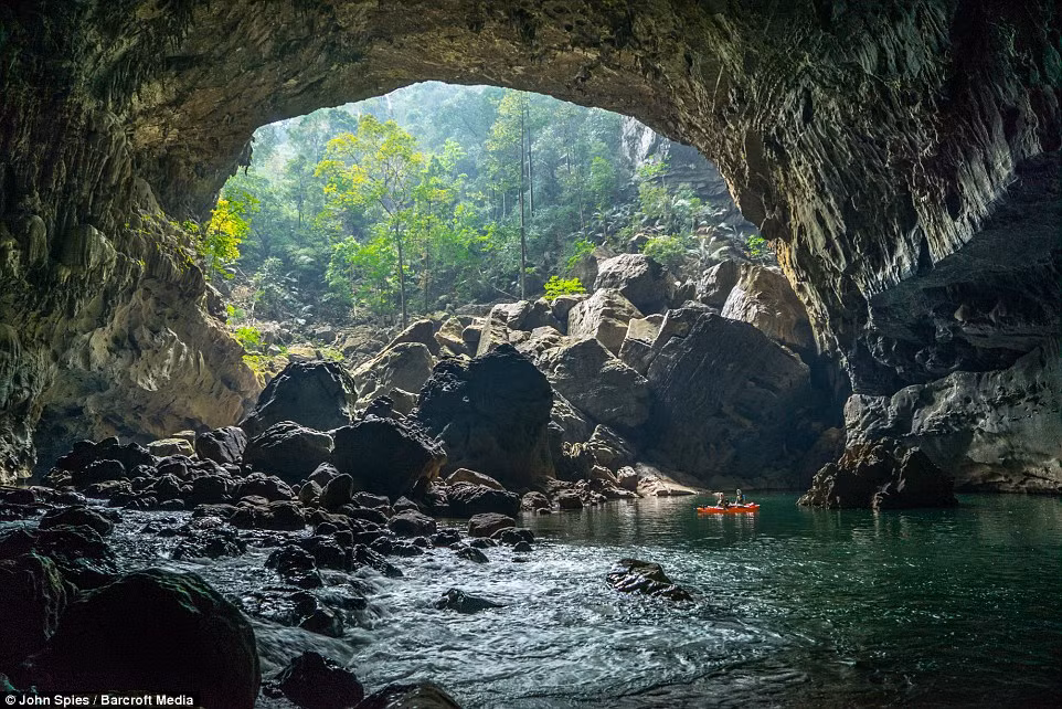 Tham Khoun Xe, Lào, sở hữu một khu rừng xanh tươi ngay bên trong hệ thống hang động khổng lồ bị sập, tạo nên một hình ảnh tuyệt đẹp khi du lịch bằng thuyền kayak.