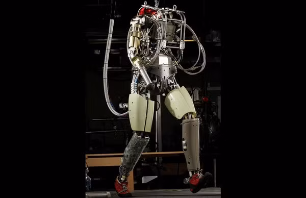  5. Robot "người thật" Thế kỷ XXI chứng kiến sự phát triển vượt bậc trong khoa học nghiên cứu và chế tạo người máy. Mặc dù chúng ta chưa sử dụng robot trong nhà hay xây dựng các công trình, nhưng ngành khoa học này đã có nhiều bước tiến dài. Mới đây, các chuyên gia thuộc ĐH California, San Diego đã tạo ra một robot có tên Eistein giống người đến mức siêu đẳng. Nó có thể cười và có những biểu cảm y hệt người thật.