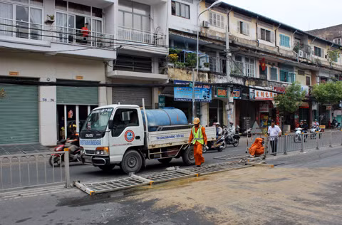Xe tai bay qua dai phan cach, dam nat dau taxi
