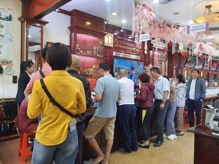 Gia vang cao nhat lich su: Dai gia om gan 2 ty dong mua vang cat ket-Hinh-8