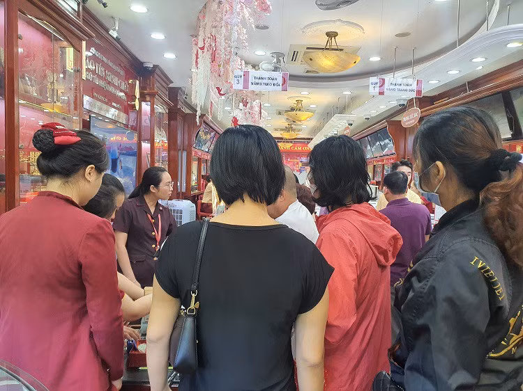 Gia vang cao nhat lich su: Dai gia om gan 2 ty dong mua vang cat ket-Hinh-5