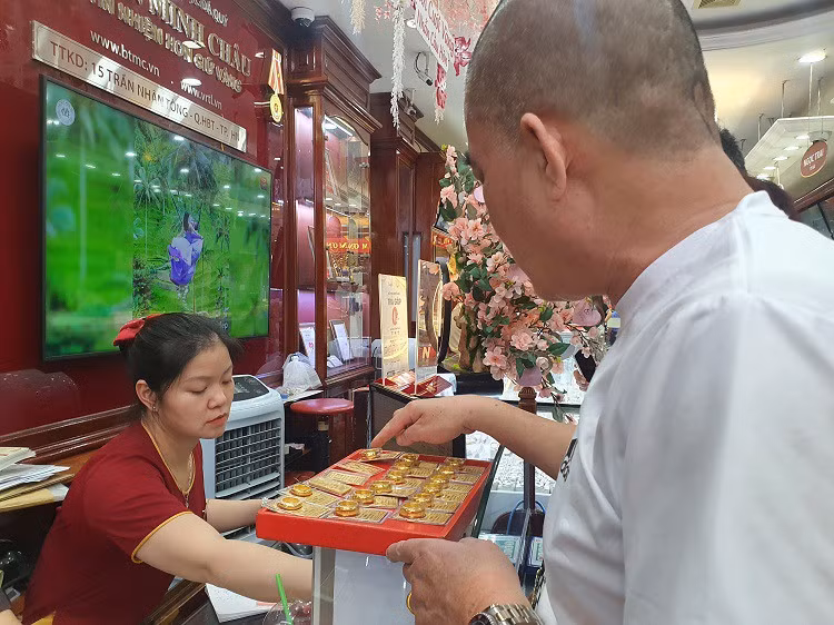 Gia vang cao nhat lich su: Dai gia om gan 2 ty dong mua vang cat ket-Hinh-7