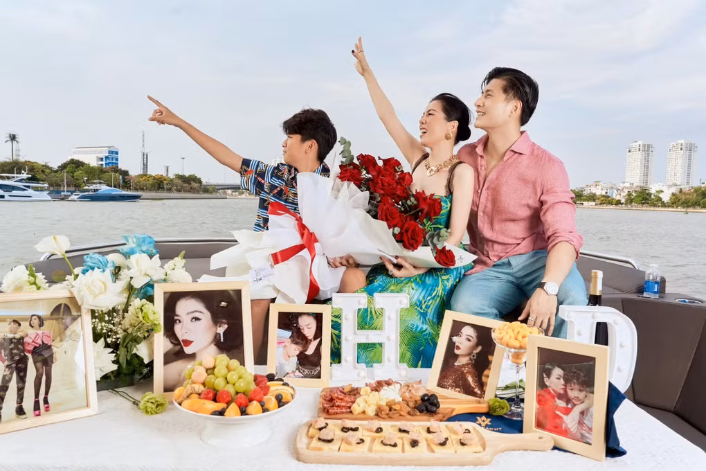 Sau ly hôn, Lệ Quyên vẫn dành nhiều thời gian bên con trai, thường đưa con đi chơi, tặng quà, tổ chức sinh nhật... Mối quan hệ giữa Lâm Bảo Châu và con trai Lệ Quyên khá tốt đẹp.