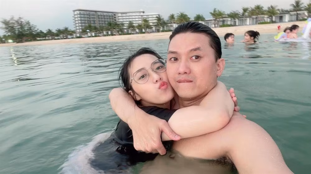 Theo Quách Ngọc Tuyên, mỗi khi vợ chồng anh có khúc mắc hay khó chịu với nhau, họ đều giải quyết một cách trực tiếp, chứ không để bụng hay giận hờn. Diễn viên 8X nhận xét bà xã là người hiểu chuyện nên hai vợ chồng ít xảy ra mâu thuẫn.