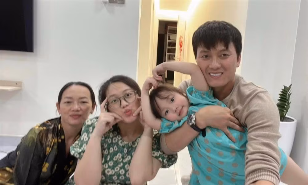 Đến tháng 10/2019, Quách Ngọc Tuyên công khai mối quan hệ với bà xã kém 16 tuổi. Cặp đôi chào đón con gái đầu lòng nhưng chưa tổ chức đám cưới.