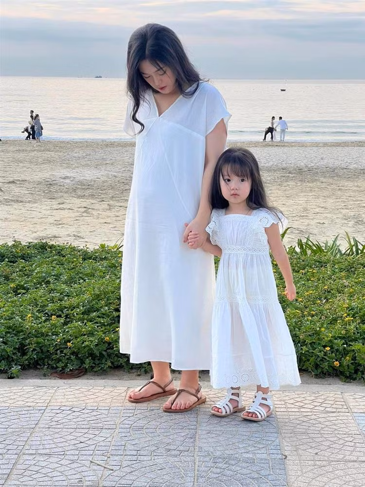 Trong mắt Quách Ngọc Tuyên, bà xã có tính cách trẻ con, còn ham chơi nhưng lại là người mẹ chu toàn, chăm sóc cho con cái chu đáo.